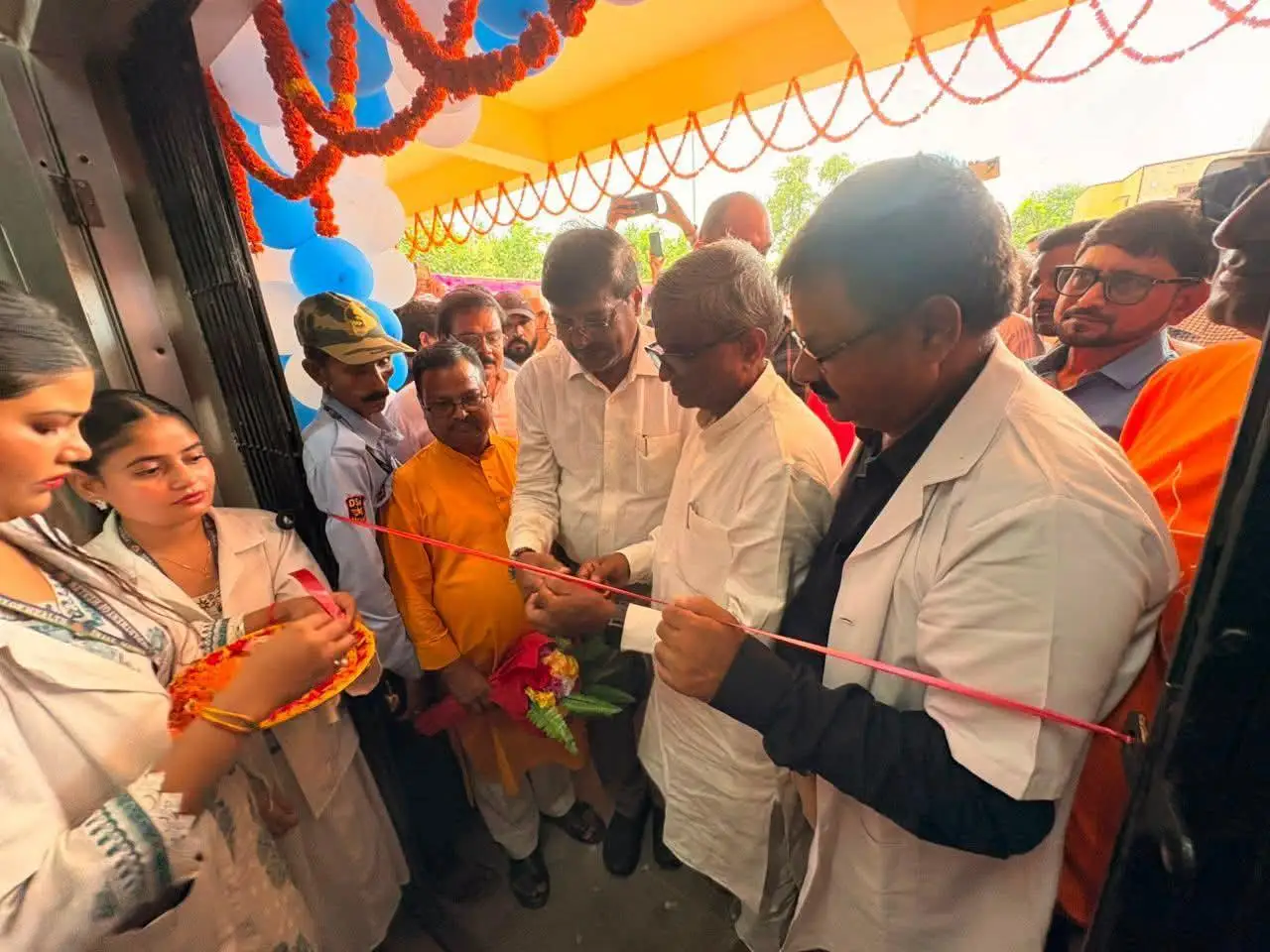 फीता काटकर पतिलार सीएचसी का लोकार्पण करते विधायक राम सिंह, साथ में स्वास्थ्य विभाग के अधिकारी।