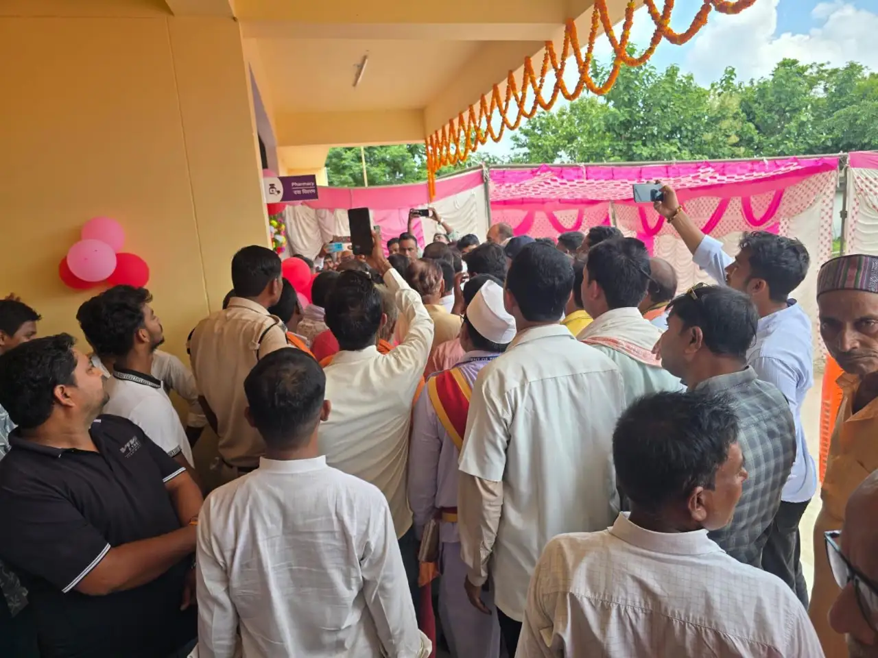 बगहा के स्वास्थ्य विकास की नई इबारत, शिलान्यास समारोह में शामिल अतिथि एवं अधिकारी