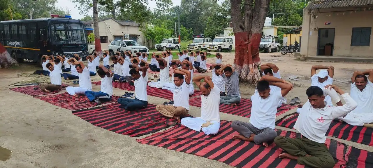 योग दिवस पर बगहा पुलिस का फिटनेस मंत्र, स्वस्थ शरीर के साथ मजबूत मन
