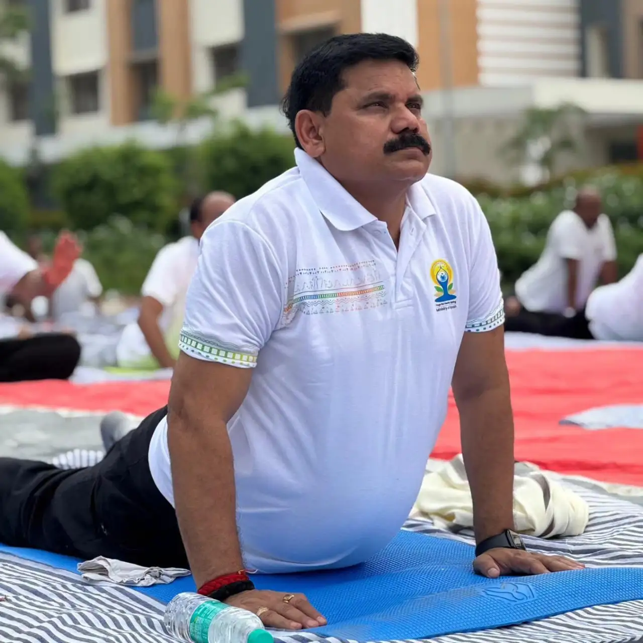 योग करते केंद्रीय मंत्री सतीश चंद्र दुबे