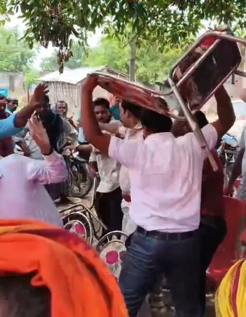 सहयोग शिविर में बवाल! युवक से भिड़े सीओ, कुर्सी उठाकर दौड़ने का वीडियो वायरल