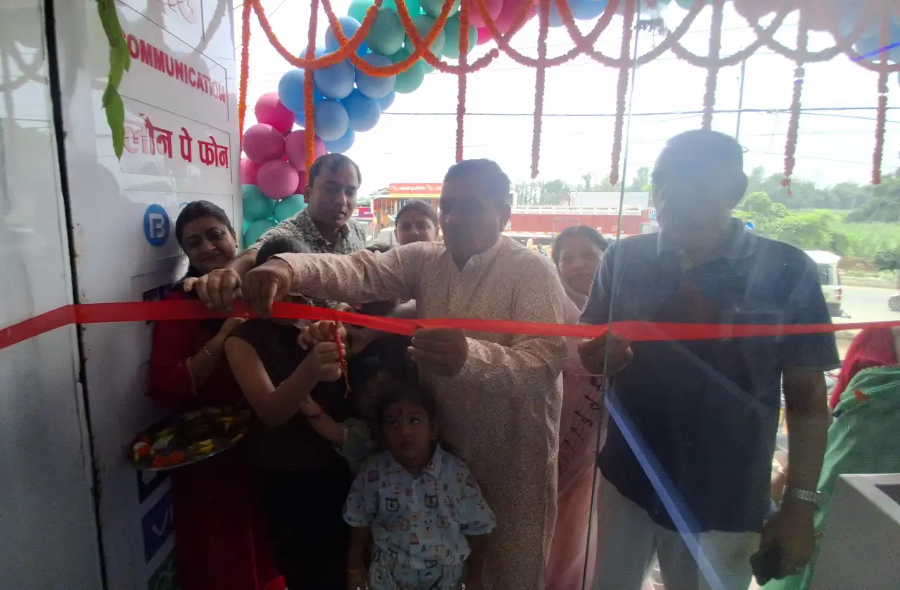 बगहा के डुमवलिया में हुआ AG COMINICATION मोबाइल शोरूम का भव्य उद्घाटन।