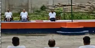 योग करते पुलिस पदाधिकारी