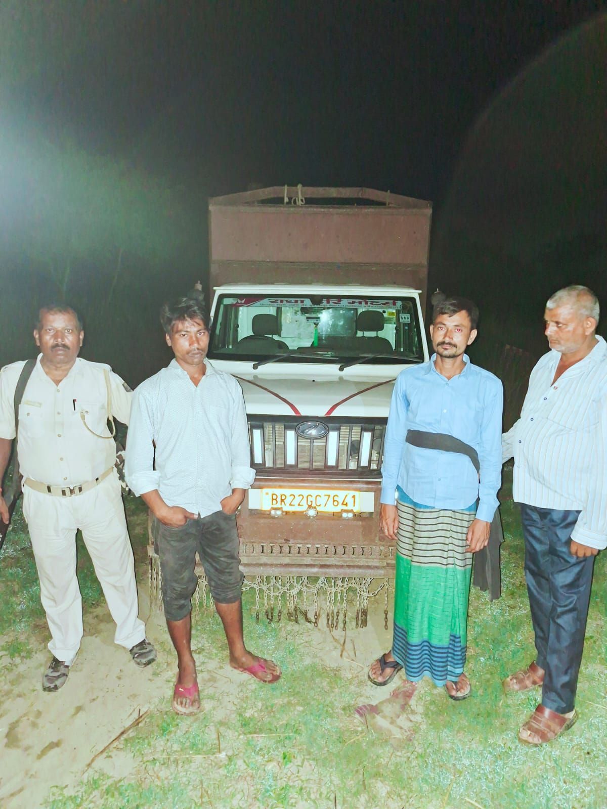 बगहा में पुलिस की बड़ी कार्रवाई: पिकअप वाहन से क्रूरतापूर्वक ले जाए जा रहे मवेशी बरामद, दो गिरफ्तार