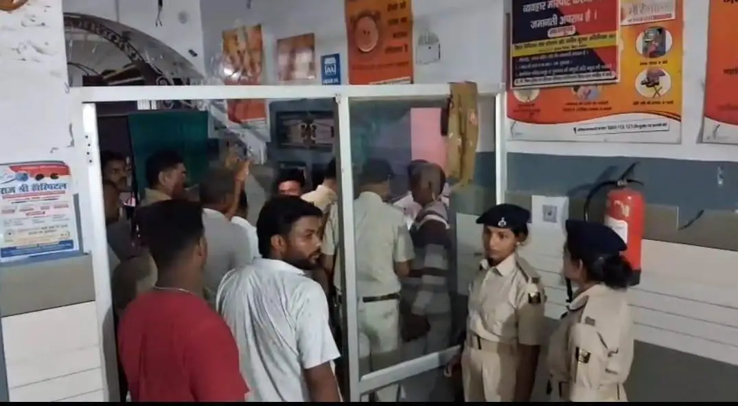 हंगामा को शांत कराने पहुंची पुलिस फोटो।