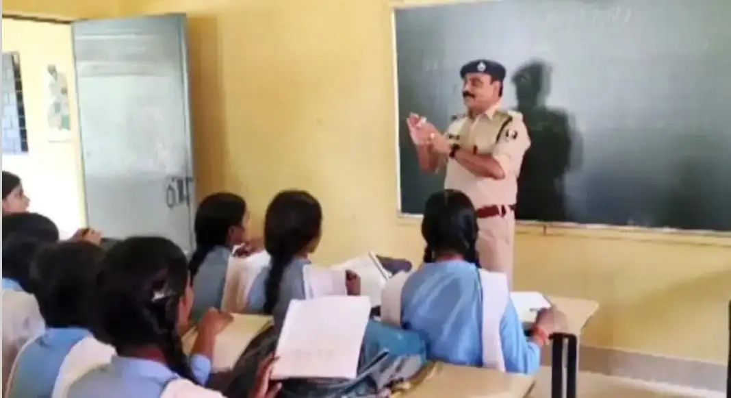 वर्दी वाले टीचर ने ब्लैक बोर्ड पर छात्राओं को सिखाया सफलता का मूल मंत्र