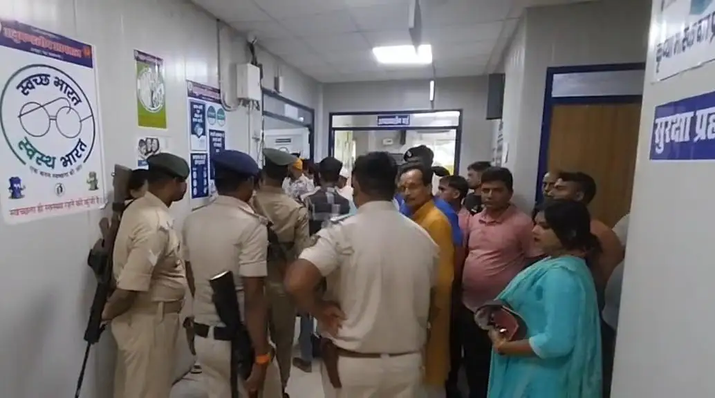 बगहा अस्पताल में मृत नवजात के जन्म के बाद बवाल, परिजनों ने लगाया लापरवाही का आरोप; दो हिरासत में