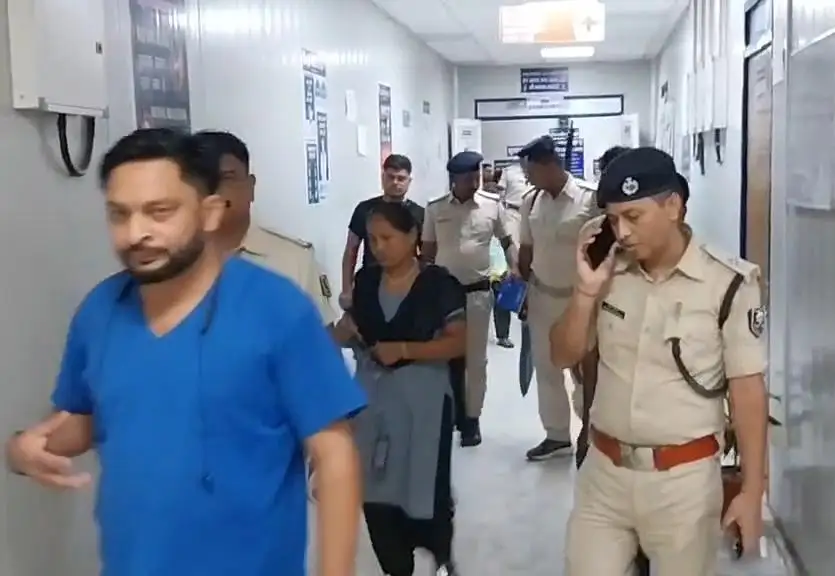 हंगामे के बाद हालात पर काबू पाने के लिए अस्पताल पहुंची पुलिस टीम