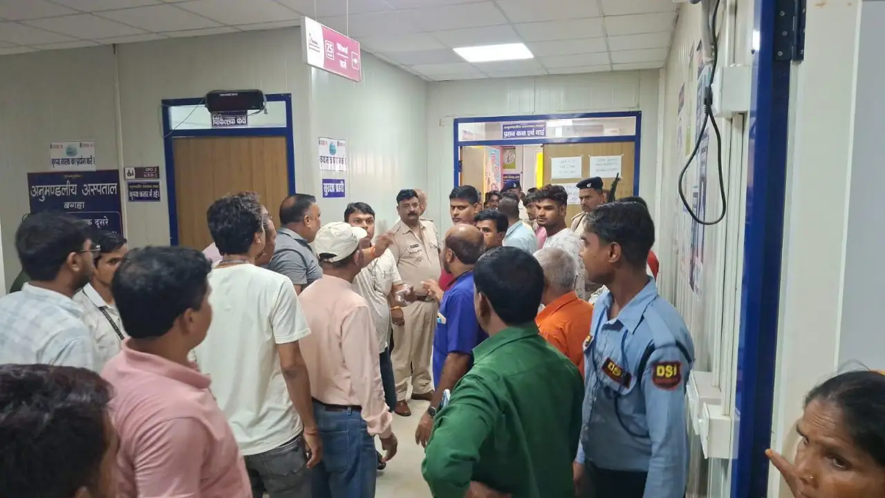 लेबर रूम के बाहर हंगामे के बाद हालात पर नजर रखती पुलिस