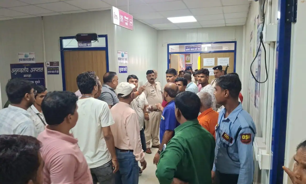 मृत नवजात के जन्म के बाद अस्पताल में हंगामा करते परिजन।