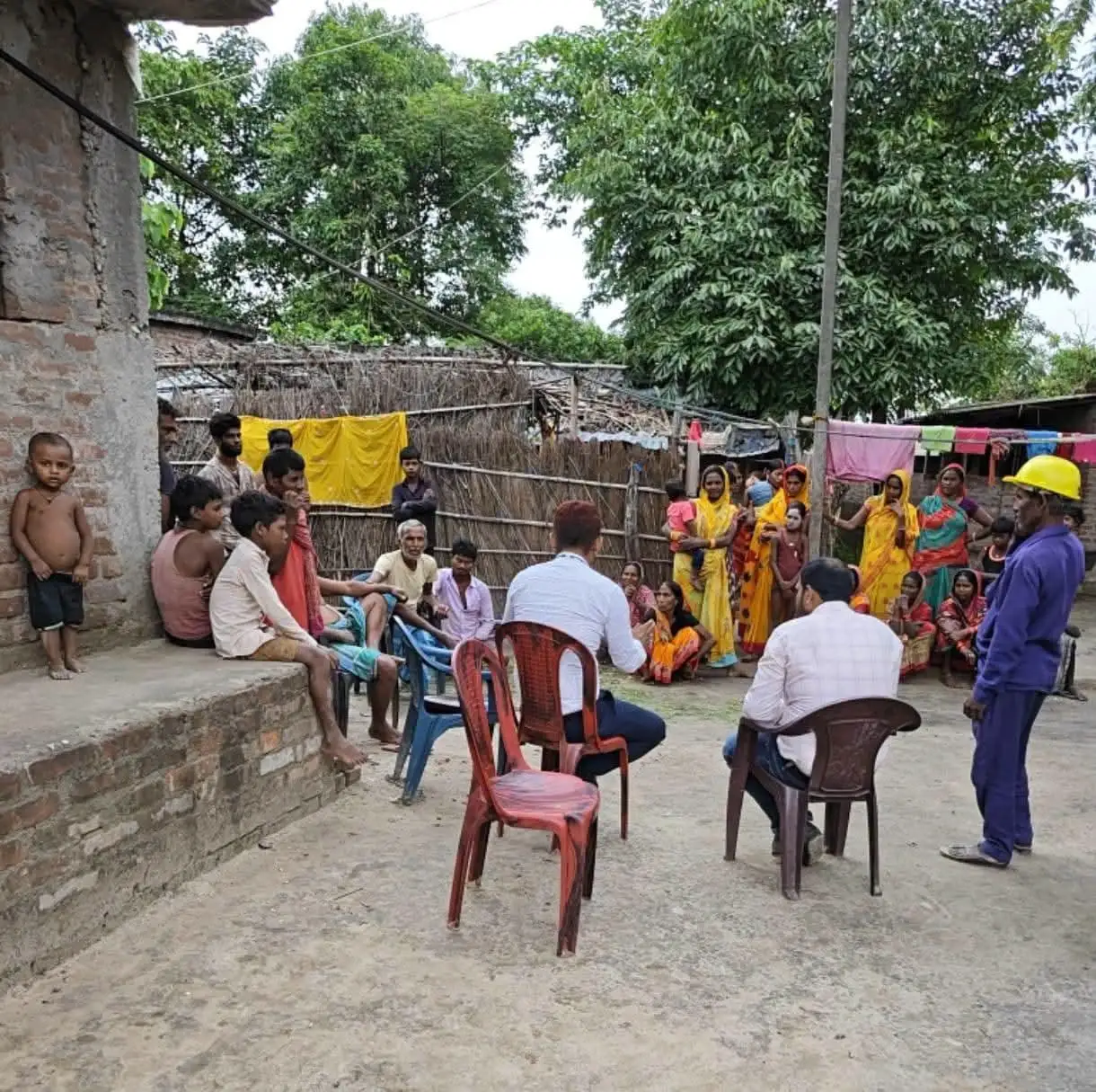डोर-टू-डोर कचरा संग्रहण के बाद वेस्ट प्रोसेसिंग यूनिट में अपशिष्टों का पृथक्करण करते स्वच्छता कर्मी