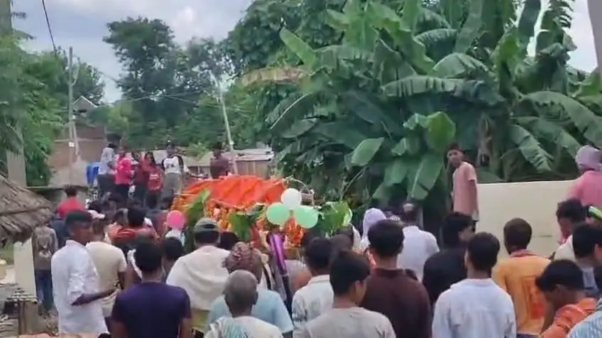 अर्थी आगे थी पीछे बज रहा था बैंडबाजा, आर्केस्ट्रा के नाचते कलाकारों के बीच हुई 108 साल के बुजुर्ग की विदाई