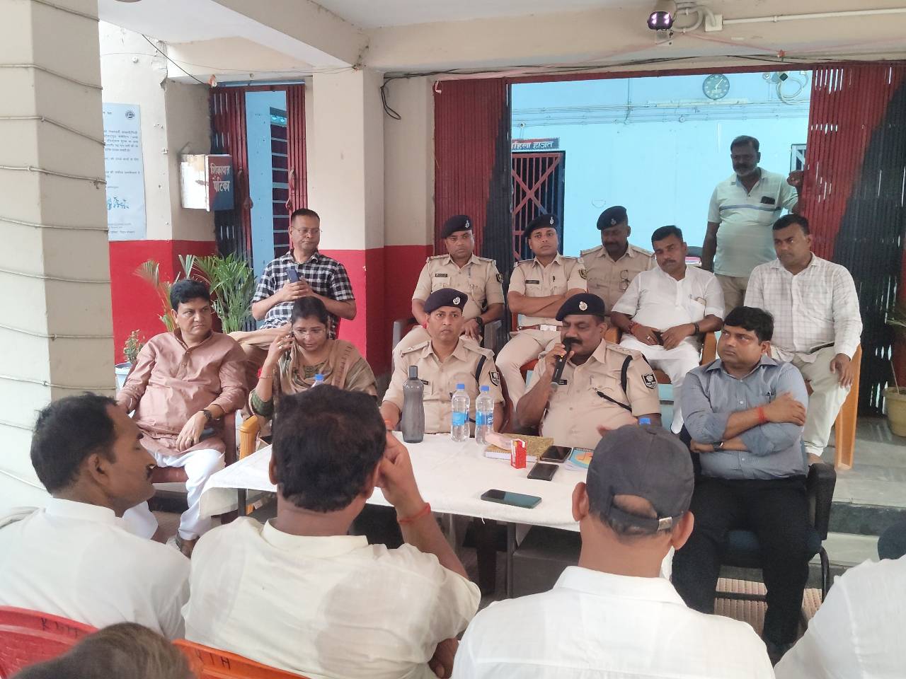 बैठक में उपस्थित थानाध्यक्ष एसडीपीओ और गणमान्य लोग