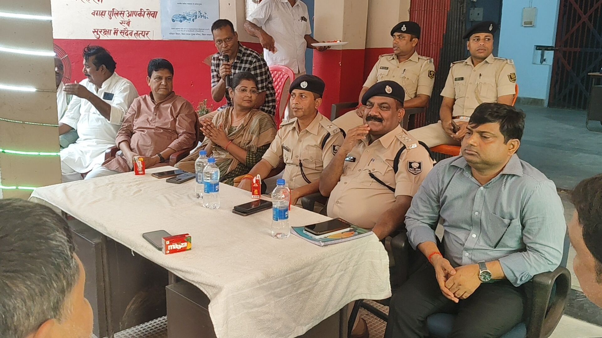 बगहा में बकरीद को लेकर हाई अलर्ट, थाना परिसर में जुटे शहर के गणमान्य लोग