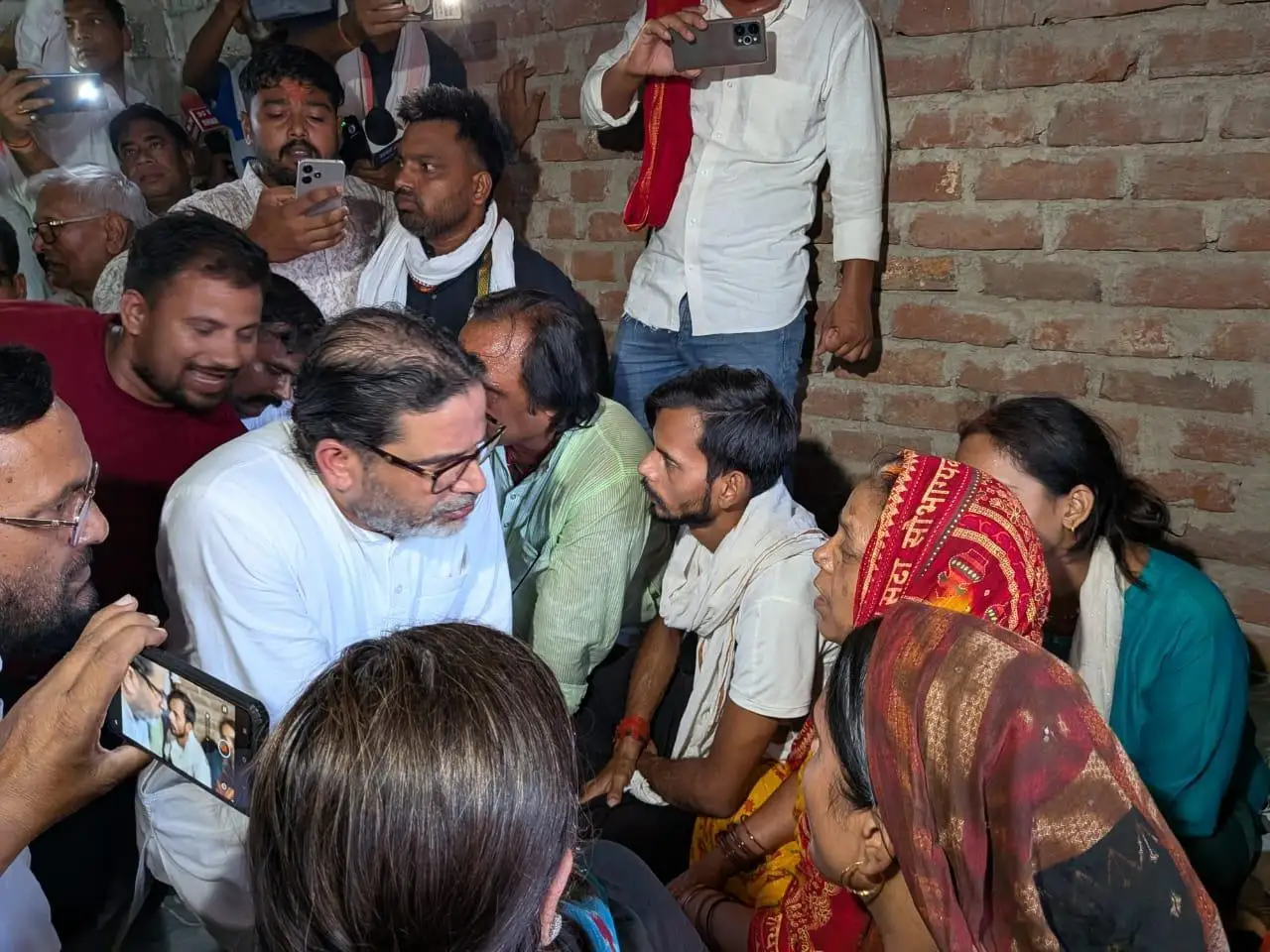 भरत तिवारी के परिवार से बात करते प्रशांत किशोर