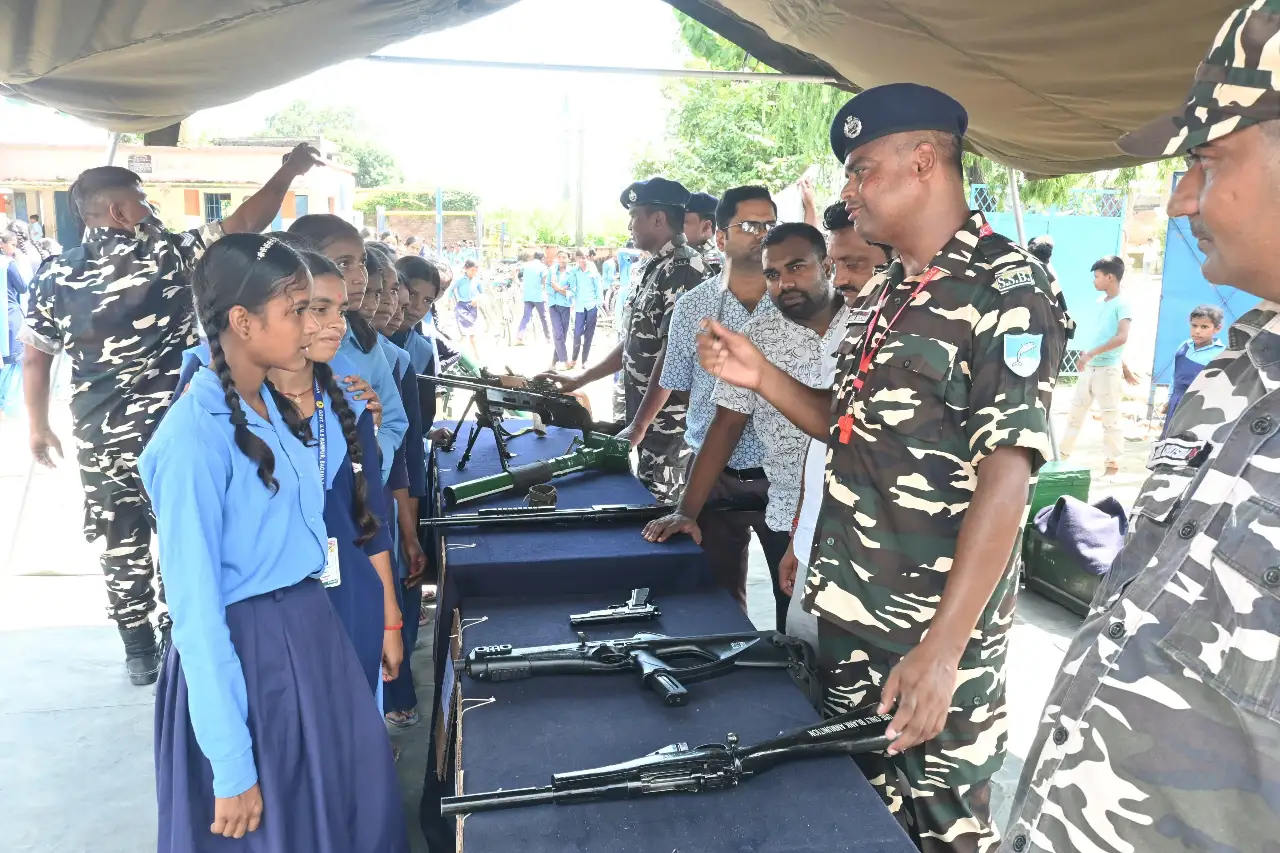 SSB 21वीं वाहिनी बगहा द्वारा हर घर तिरंगा – छात्र-छात्राओं को दिया मार्गदर्शन एवं हथियारों की प्रदर्शनी