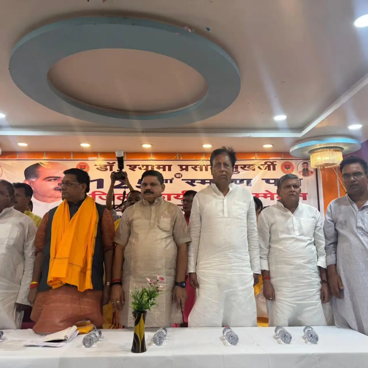 श्यामा प्रसाद मुखर्जी स्मरण पक्ष पर याद करते हुए मंत्री सांसद विधायक।