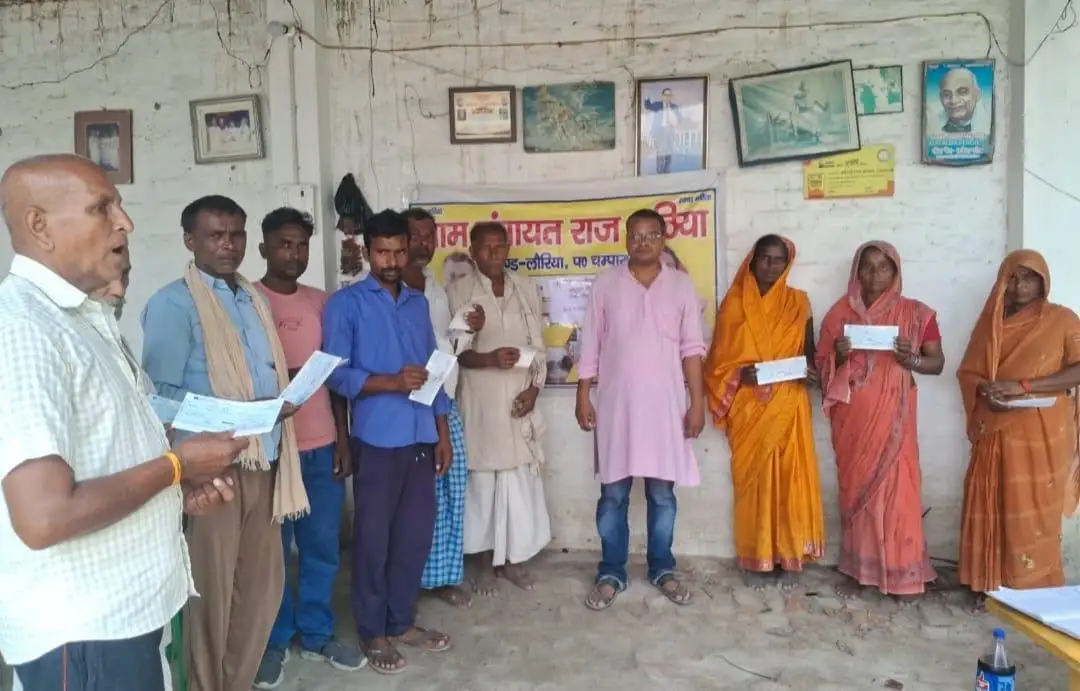 लौरिया प्रखंड के मठिया पंचायत में 15 लाभुकों के बीच कबीर अंत्येष्टि अनुदान योजना की राशि हुई वितरित।