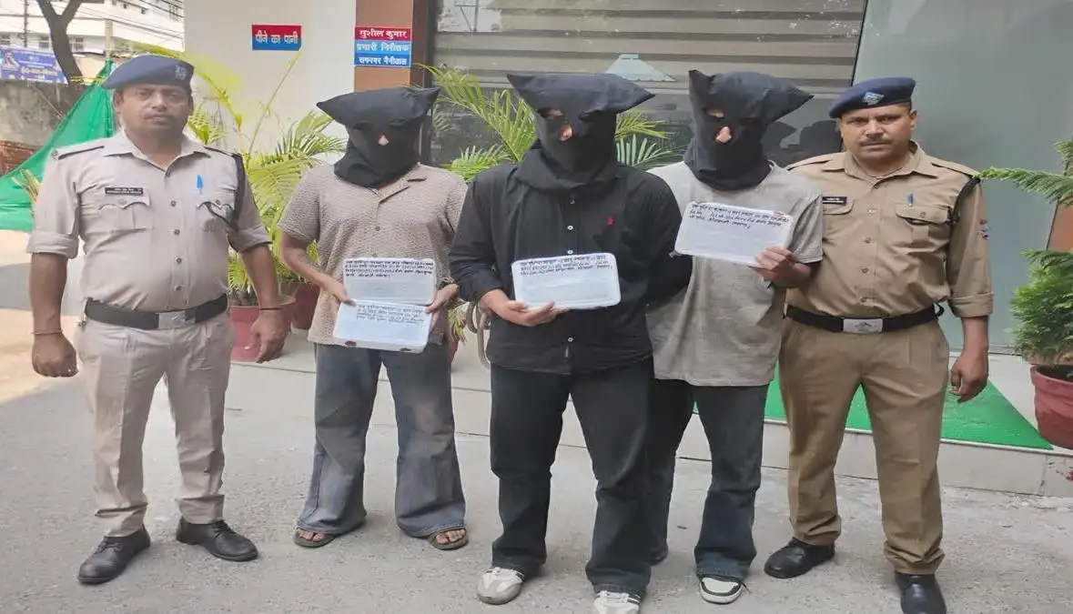 तीन अभियुक्त गिरफ्तार रामनगर स्थानीय पुलिस ने नगर के अलग अलग जगहों पर छापेमारी कर तीन अभियुक्तों को गिरफ्तार किया
