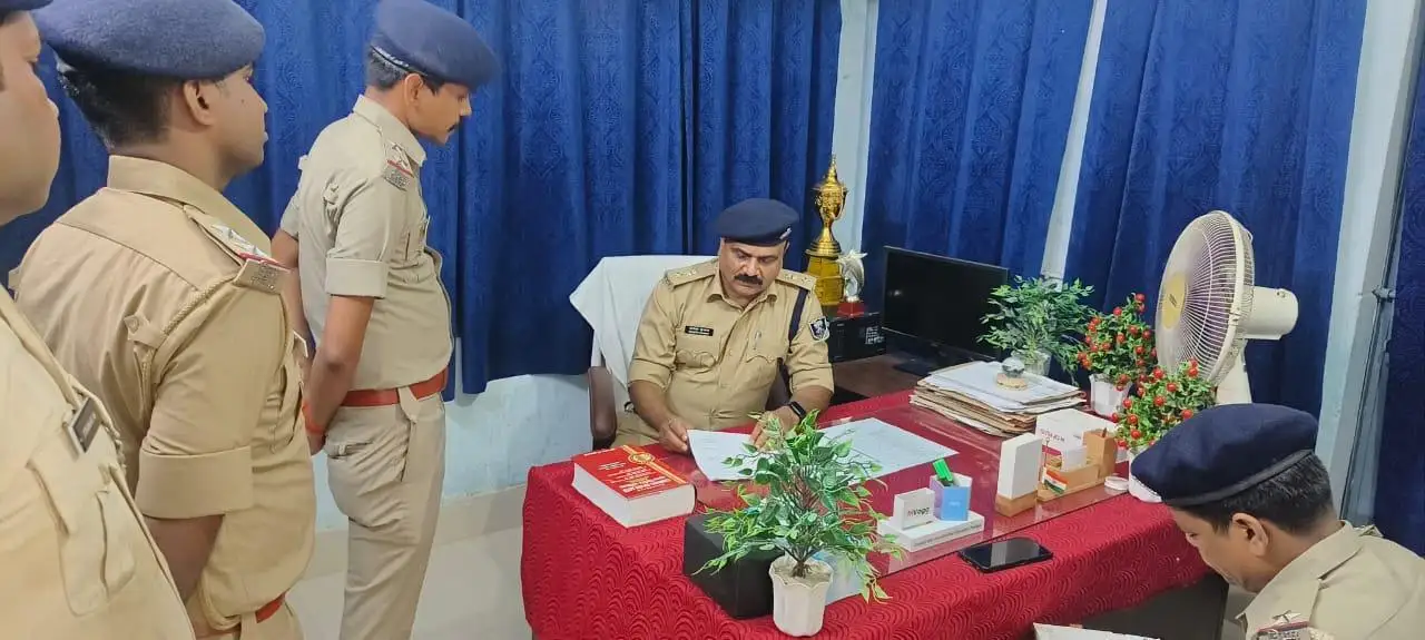 लंबित काण्डों का गहन जांच पड़ताल करते हुए पुलिस अधीक्षक बगहा