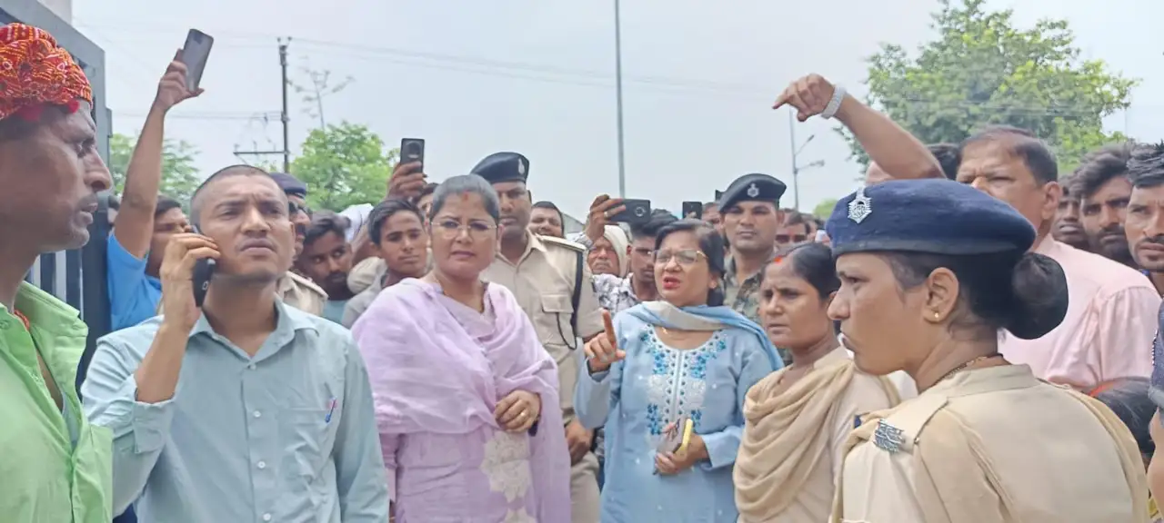 जाम हटाने के लिए किसानों से बात करते अधिकारी