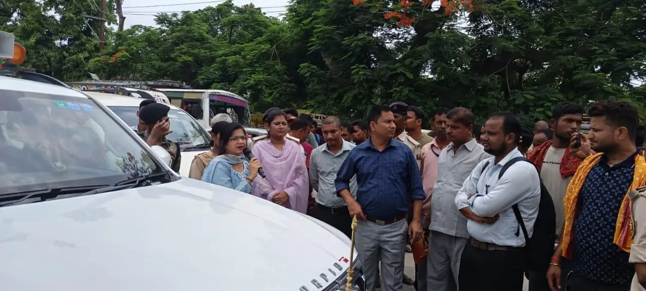 भारी जाम से लोगों को राहत दिलाने के लिए प्रयास करते अधिकारी