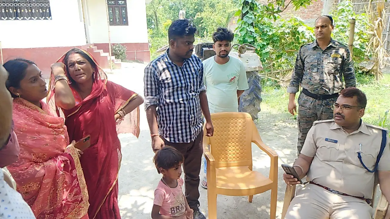 घटनास्थल पर पूछताछ करते पुलिस अधिकारी
