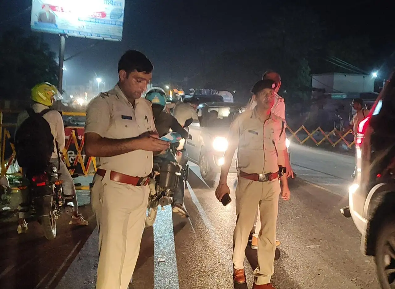 थाना गेट के समीप चला वाहन जांच अभियान, नियम तोड़ने वालों से वसूला जुर्माना