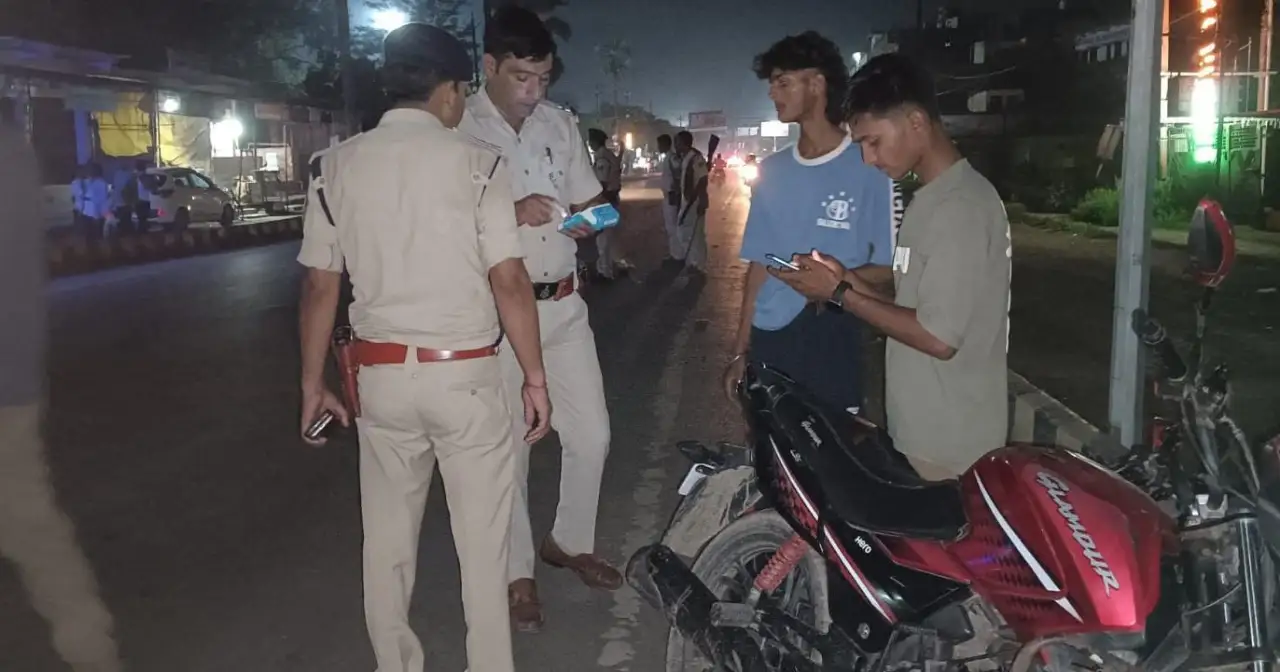 थानाध्यक्ष शैलेश कुमार के नेतृत्व में चलाए गए वाहन जांच अभियान का दृश्य