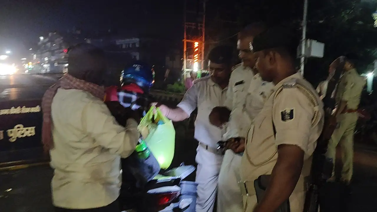 ‘कागजात दिखाइए’— थाना गेट पर वाहनों की सघन जांच में जुटी पुलिस