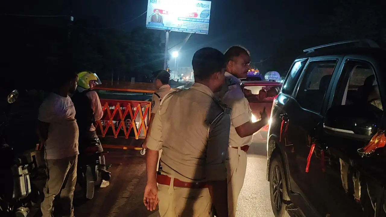बिना वैध कागजात वाले वाहन चालकों से जुर्माना वसूलती पुलिस टीम