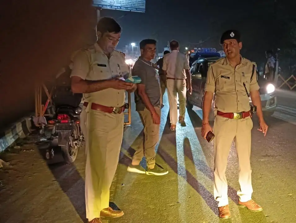 थाना गेट के समीप वाहन जांच करते नगर थाना पुलिस के अधिकारी व जवान।