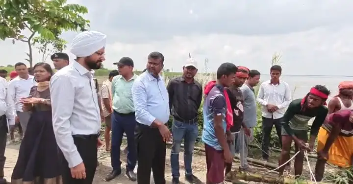 जिला पदाधिकारी ने मंगलपुर एवं चिवरही पंचायत के रेवहिया, में कटाव स्थलों का लिया जायजा, बचाव कार्यों में तेजी लाने का निर्देश