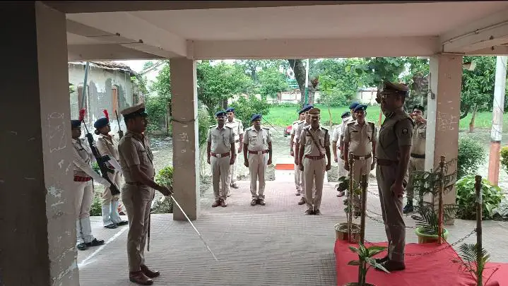 डीआईजी हरिकिशोर राय ने किया धनहा थाना का निरीक्षण, लंबित मामलों के शीघ्र निष्पादन का दिया निर्देश