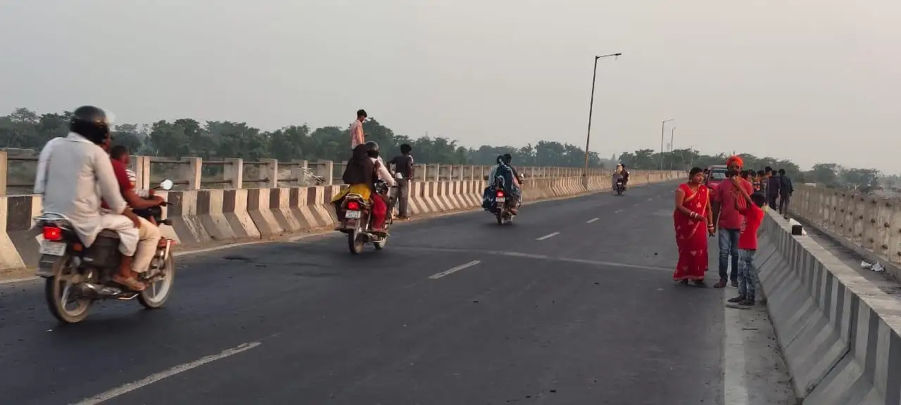 500 करोड़ की लागत से बनी धनहा गौतम बुद्ध सेतु अँधेरे में डूबी