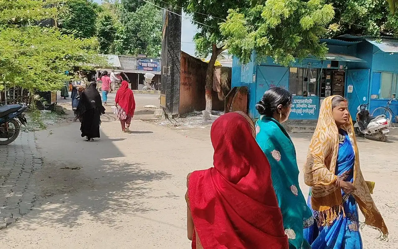 पर्ची काउंटर का खुलने का इंतजार करते मरीज एवं उनके परिजन