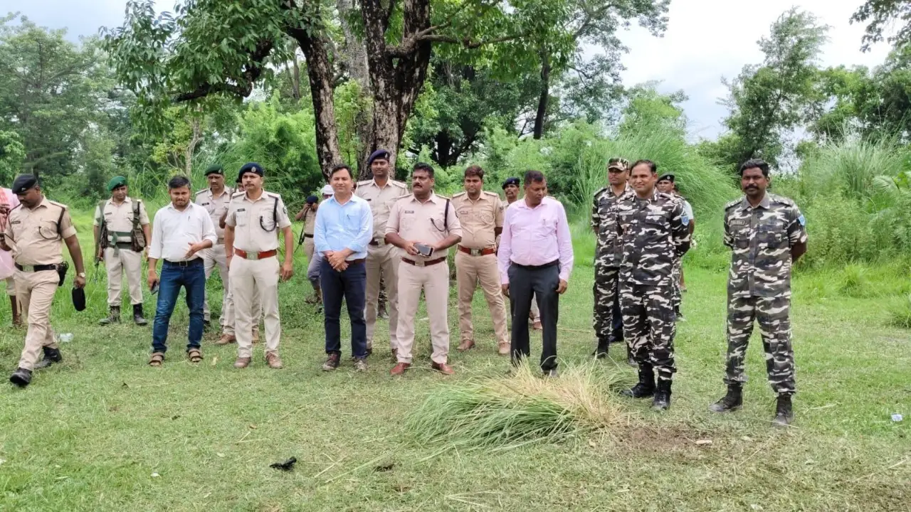 ठाड़ी गांव में अतिक्रमण हटाने गई पुलिस टीम पर हमला ग्रामीणों  ने जेसीबी फूंका.