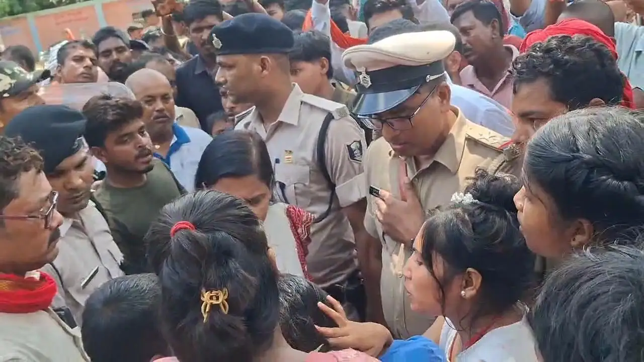 बाघ के हमले में किसान की मौत, ग्रामीणों ने सड़क जाम कर किया प्रदर्शन
