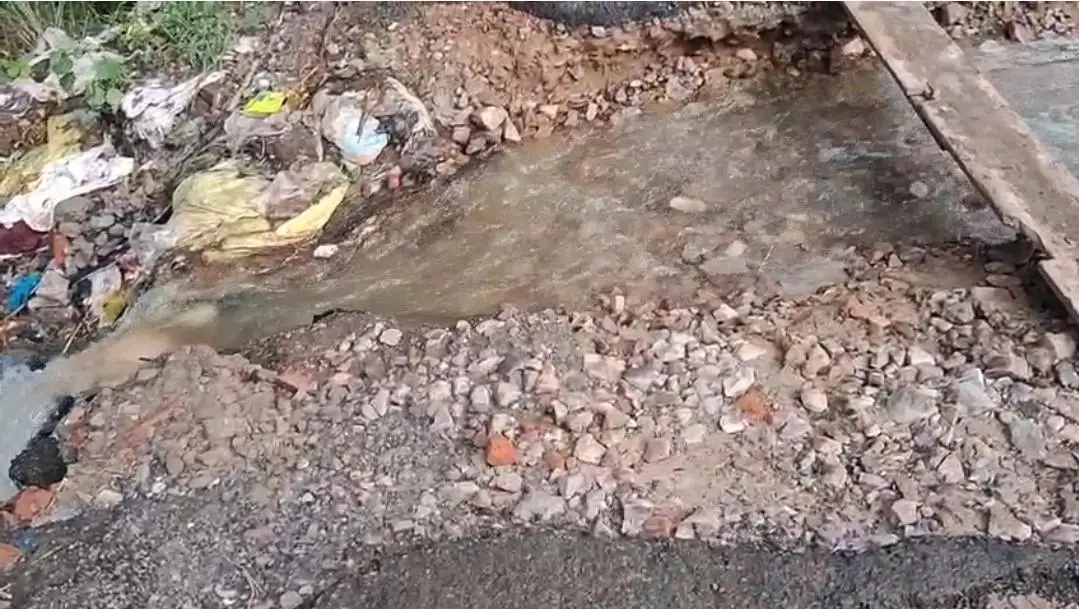 भैरोगंज-बांसगांव मुख्य मार्ग जर्जर, राहगीरों की बढ़ी परेशानी