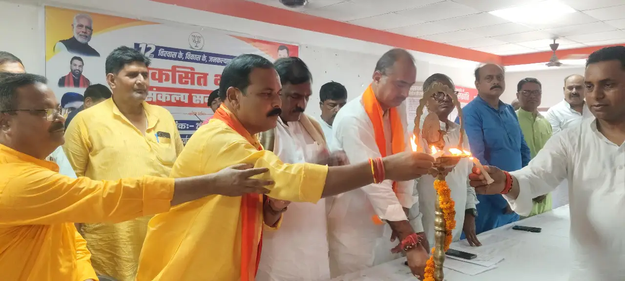 द्वीप प्रज्वलित करते मंत्री बिहार सरकार फोटो।