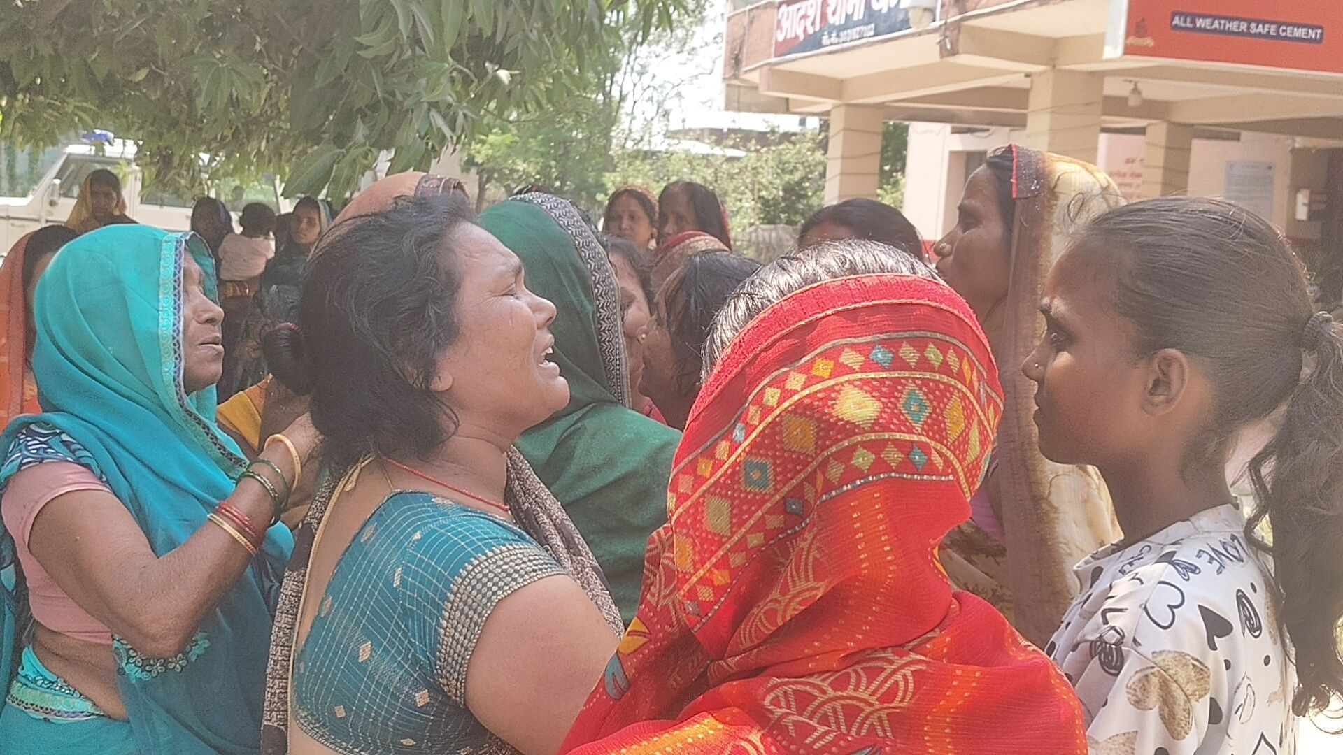 थाना परिसर में रोते मृतक परिजन एवं रिश्तेदार