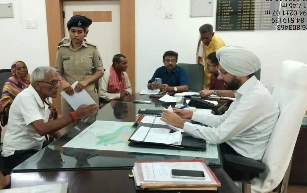 जन सुनवाई के दौरान डीएम ने सुनी 98 शिकायतें कई मामलों का ऑन द स्पॉट हुआ निपटारा.