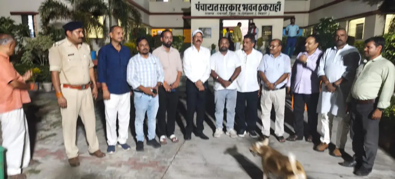 ठकरहा पहुंचे बेतिया के पूर्व डीएम दिनेश राय पंचायत भवन व पुस्तकालय का किया निरीक्षण