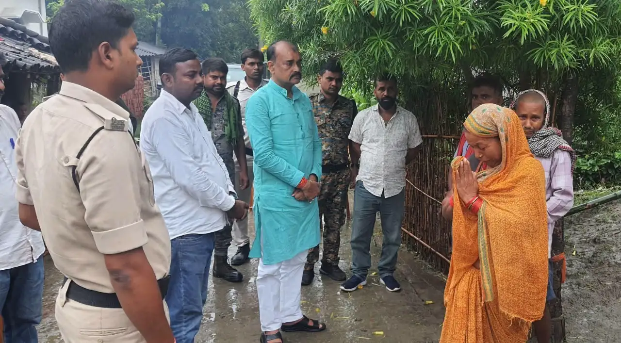 कौटिल्य पब्लिक स्कूल में छात्र की मौत के बाद शोकाकुल परिवार से मिले विधायक सुरेंद्र प्रसाद, न्याय दिलाने का दिया भरोसा