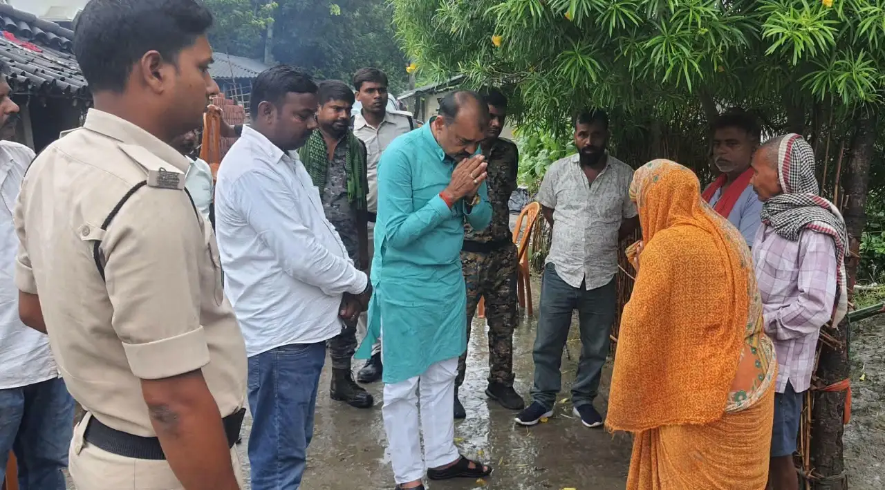 कौटिल्य पब्लिक स्कूल में छात्र की मौत के बाद शोकाकुल परिवार से मिले विधायक सुरेंद्र प्रसाद, न्याय दिलाने का दिया भरोसा