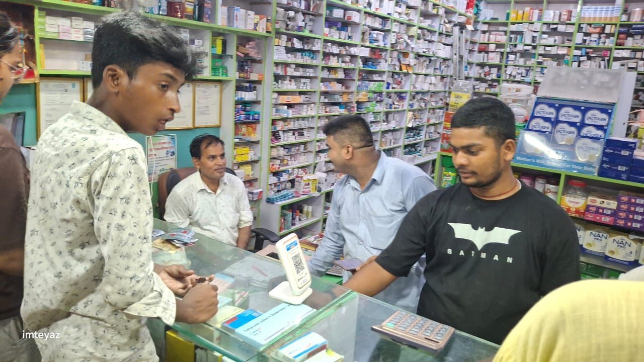 खुशी मेडिकल हॉल में  दवा खरीदारी करते मरीज के स्वजन