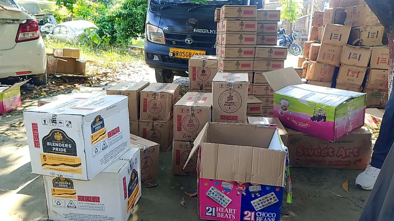 टोस्ट बिस्कुट की आड़ में शराब तस्करी का भंडाफोड़, मैजिक वाहन से 522.6 लीटर अंग्रेजी शराब बरामद, 59 कार्टन जब्त