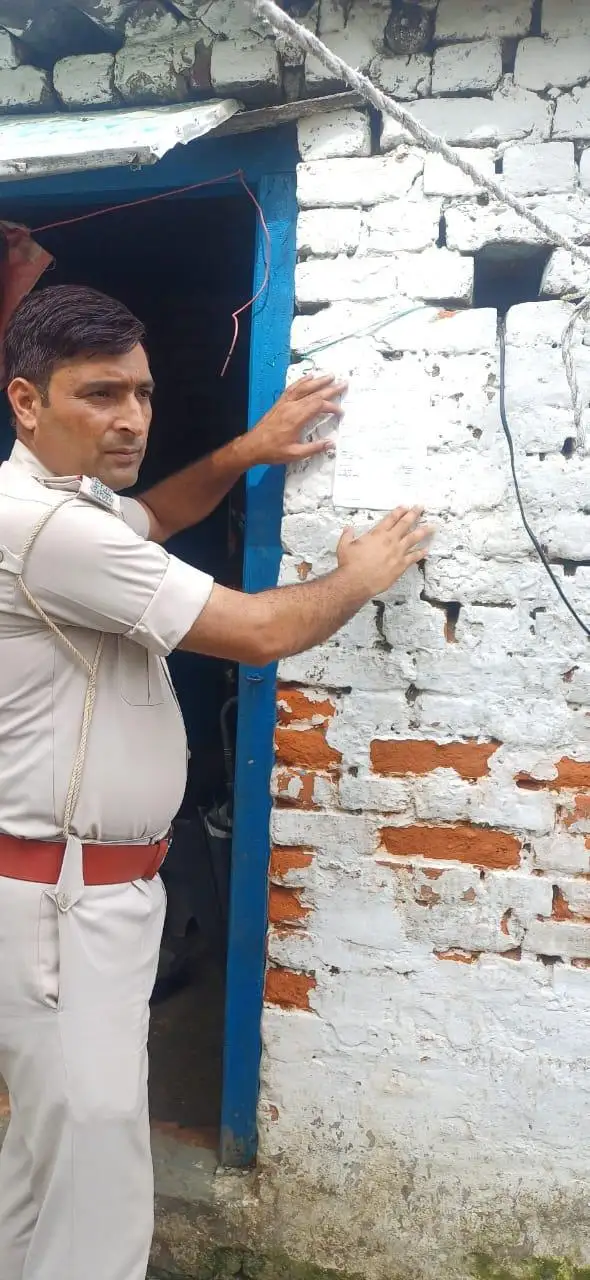 इश्तिहार चपका ते हुए एस आई बगहा