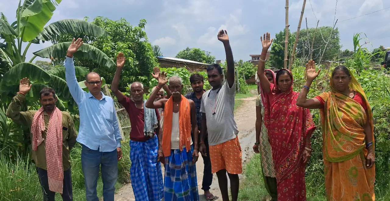 बिजली और सड़क की बदहाली से सीतापार के ग्रामीणों में आक्रोश, जल्द समाधान की मांग