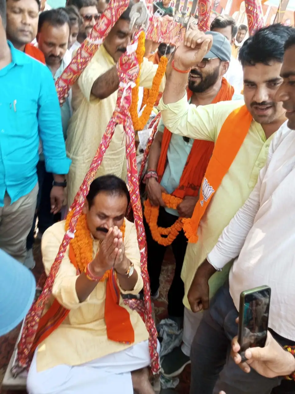 आम से तुलादान कर मंत्री नंदकिशोर राम का भव्य सम्मान, कार्यकर्ताओं ने किया जोरदार स्वागत